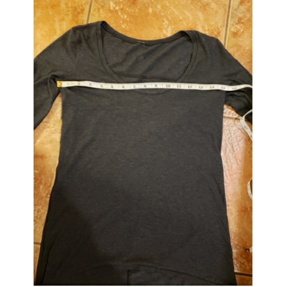 Lululemon long sleeve size 4 or 6 - Picture 3 of 5